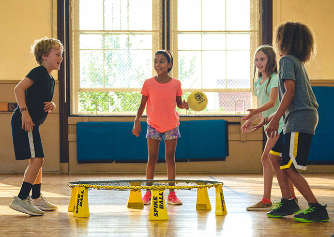 Enfants jouant dans un gymnase