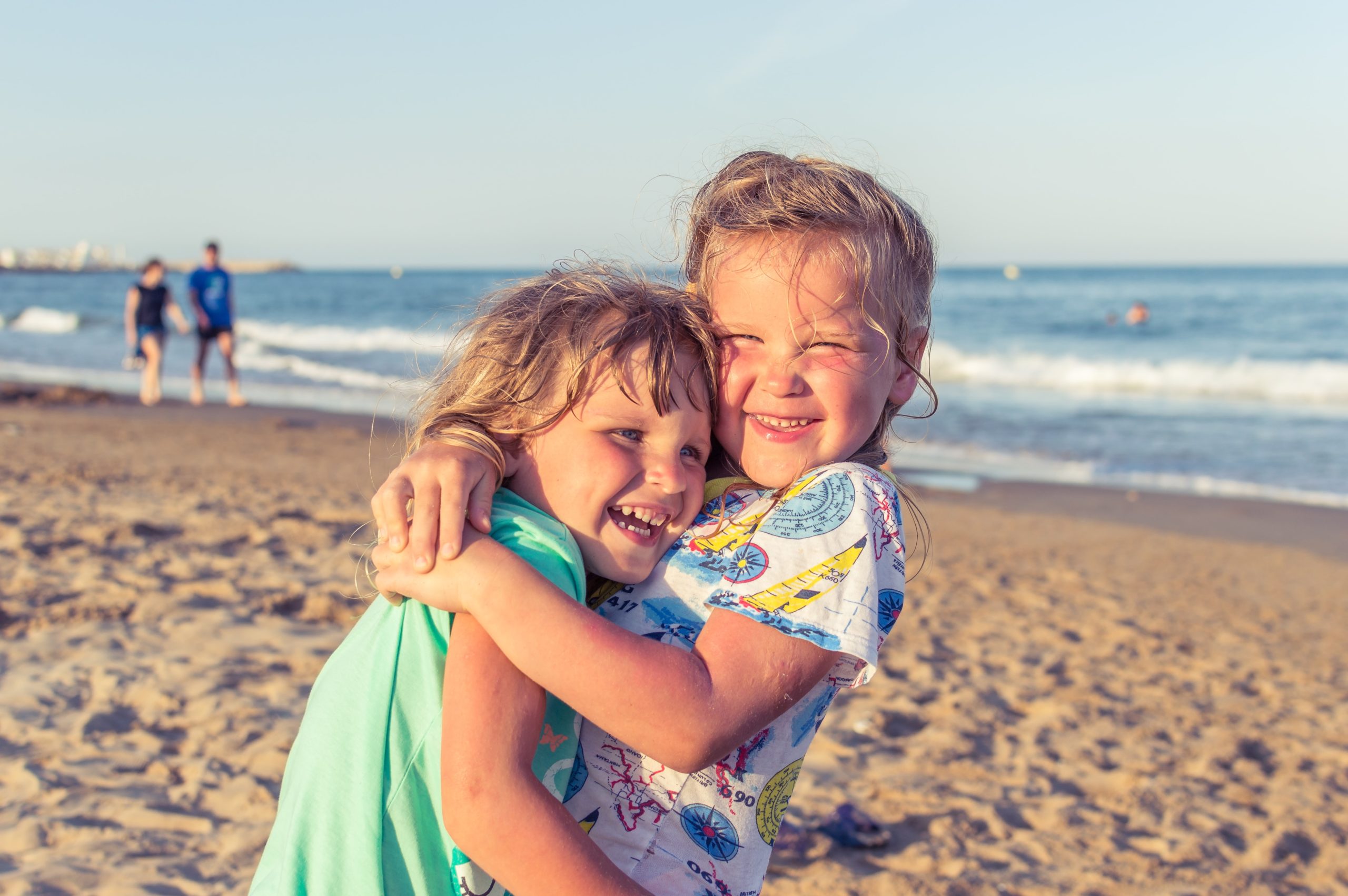 Enfants jouant sur une plage