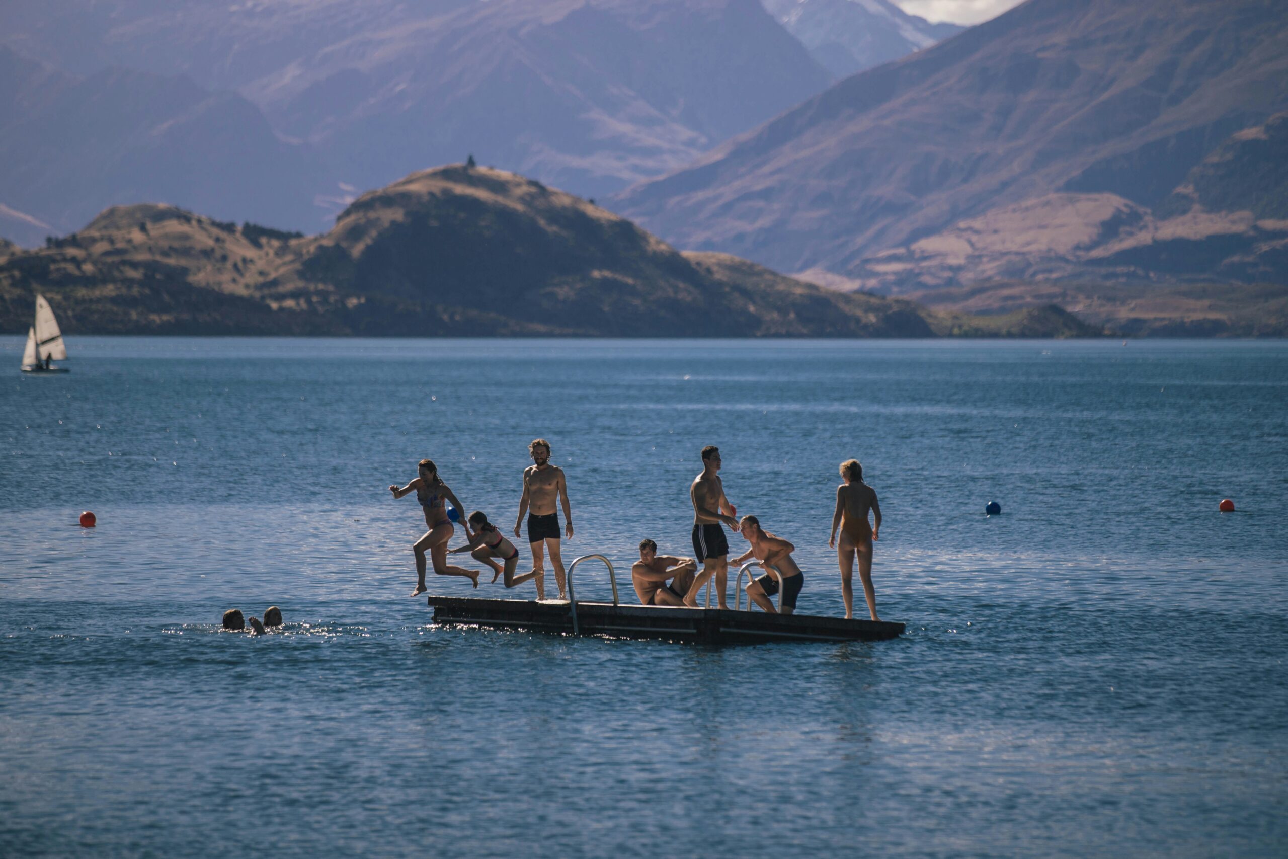 Sauter d'un quai dans un lac